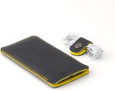 JACCET lederen iPhone 13 Pro Max case - antraciet/zwart leer met geel wolvilt - Handmade in Nederland