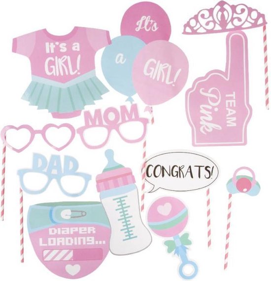 Roze en blauwe fotoprops: babykleertjes, ballonnen, bril, flesje, rammelaar, 'MOM' en 'DAD' bordjes, en een 'It's a Girl' en 'Team Pink' bordje.