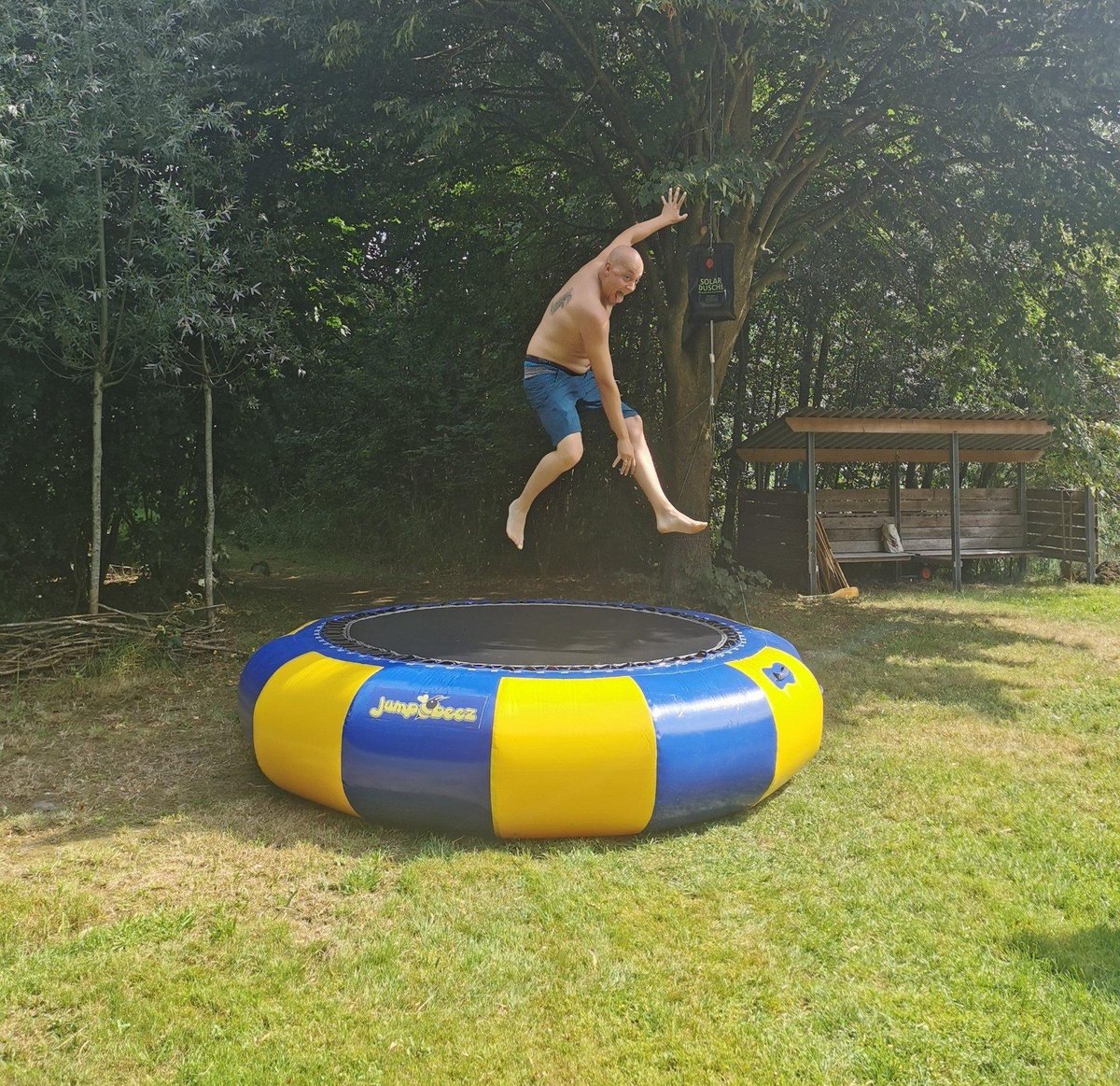 Beperking Reductor Negen Jumpbeez Bouncing fun - opblaas trampoline - opblaasbare trampoline - 3  meter breed -... | bol.com