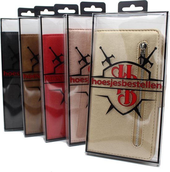 Rij van gouden, rode, bruine en zwarte telefoonhoesjes in verpakking.