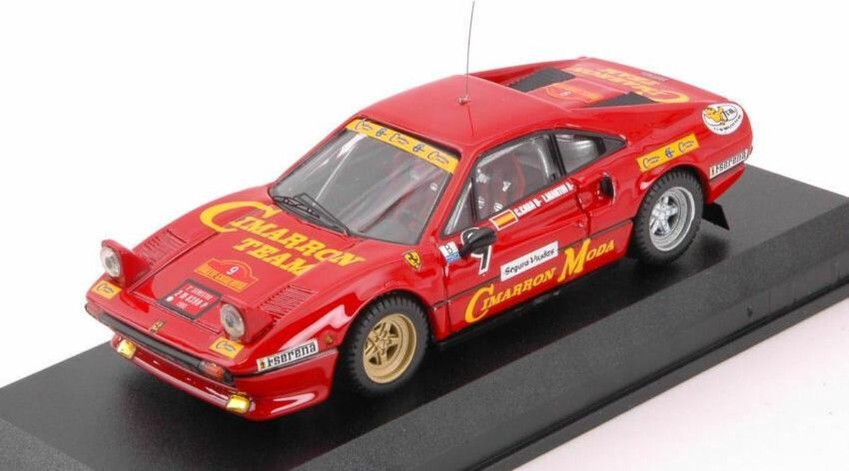 De 1:43 Diecast Modelcar van de Ferrari 308 GTB #9 van de Rally Catalunya van 1985. De bestuurder was C. Caba. De fabrikant van het schaalmodel is Best Model. Dit model is alleen online beschikbaar