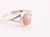 Fijne zilveren ring met roze opaal - maat 18