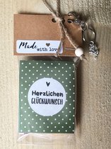 Thee cadeau met de tekst ''Herzlichen glückwunsch", met sleutelhanger en bedeltje, 4 verschillende theezakjes, verjaardag, Duitsland, lief kadootje, theekado, geschenkpakket, relat
