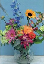 Een luxe kaart met een vaas vol diverse bloemen! Een fleurige wenskaart die voor diverse gelegenheden te gebruiken is. Een dubbele wenskaart inclusief envelop en in folie verpakt.