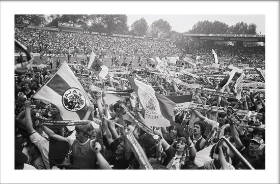 Walljar - Poster Ajax met lijst - Voetbal - Amsterdam - Eredivisie - Zwart wit - AFC Ajax kampioen '79 - 50 x 70 cm - Zwart wit poster met lijst