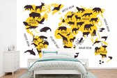 Carte du monde jaune avec des illustrations de silhouettes d'animaux et les noms des continents et des océans 390x260 cm
