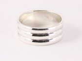Hoogglans zilveren ring met ribbels - maat 17