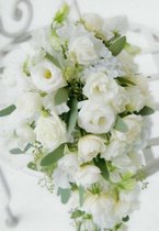 Een stijlvolle blanco wenskaart met een mooi boeket van witte rozen en een beetje groen. Inclusief envelop en in folie verpakt! Te gebruiken voor bijvoorbeeld verjaardagen, zomaar,