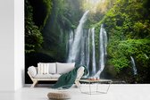 Behang - Fotobehang Waterval in de jungle van het Nationaal park Gunung Rinjani op Lombok - Breedte 330 cm x hoogte 220 cm