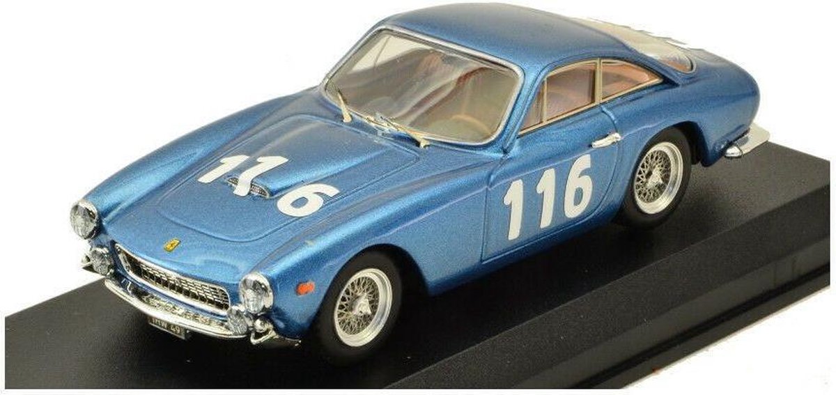 De 1:43 Diecast Modelcar van de Ferrari 250 GTL #116 van de Targa Florio van 1965. De coureurs waren Blouin en Sauer. De fabrikant van het schaalmodel is Best Model. Dit model is alleen online verkrijgbaar
