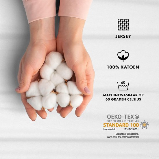 Handen met bolletjes katoen. Jersey hoeslaken, 100% katoen, wasbaar op 60 graden.