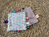 Knisperdoekje - labeldoekje - kraamkado - babyspeelgoed - regenboog roze