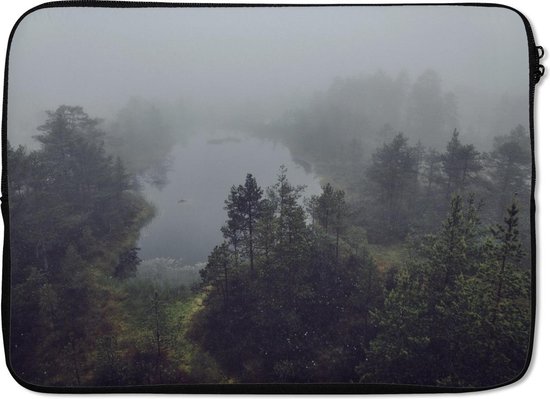 Laptophoes 13 inch - Mist boven het de bomen en het moeras van het Estlandse nationaal park Lahemaa - Laptop sleeve
