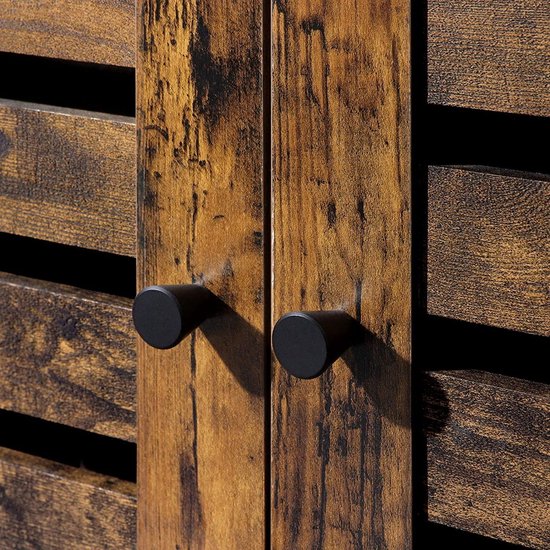 Detail van twee zwarte knoppen op bruine houten deuren met horizontale spijlen.