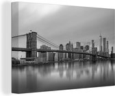 Canvas schilderij 150x100 cm - Wanddecoratie New York achter de Brooklyn Bridge - zwart wit - Muurdecoratie woonkamer - Slaapkamer decoratie - Kamer accessoires - Schilderijen