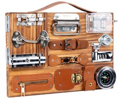 Houten busy board met muziekdoos