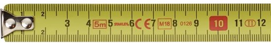 Uitsnede van een gele Stanley rolbandmaat met zwarte markeringen en cijfers tot 12.