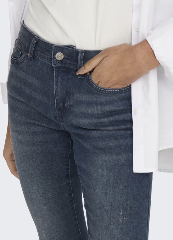 Middelhoge donkerblauwe skinny jeans, close-up van de voorkant met knoopsluiting en zakken.