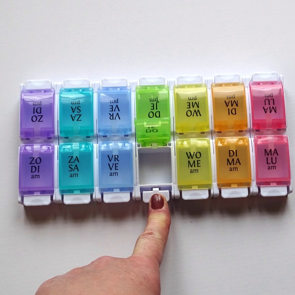 Goedkoopste Medicijnweeklader- pillendoos- drukknoppen - voor grotere of veel medicijnen- ouderen - makkelijk te openen- leuke kleuren-groot formaat- los te koppelen doosjes