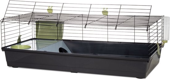 Zwarte konijnenkooi met een groene verdieping en waterfles.