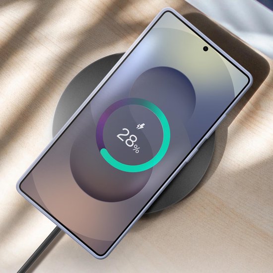 Lichtblauwe Samsung telefoon met blauwe schermachtergrond, laadt draadloos op.
