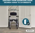 Rolstoel past door deuren vanaf 72 cm breedte. Zwart zitting, wit frame.