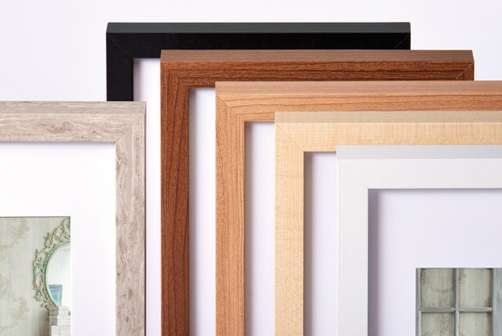 Collage van verschillende fotolijstprofielen: zwart, bruin, houtkleur, wit en grijs.