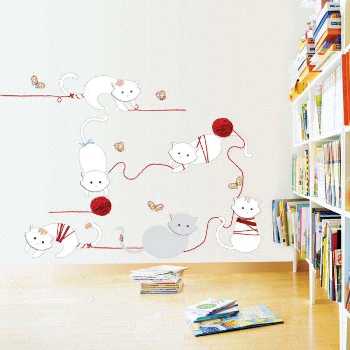 Decoratieve muurstickers met katten en bollen garen.