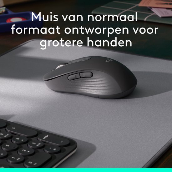 Grijze Logitech M650 muis op een bureau, met de tekst "Muis van normaal formaat ontworpen voor grotere handen".