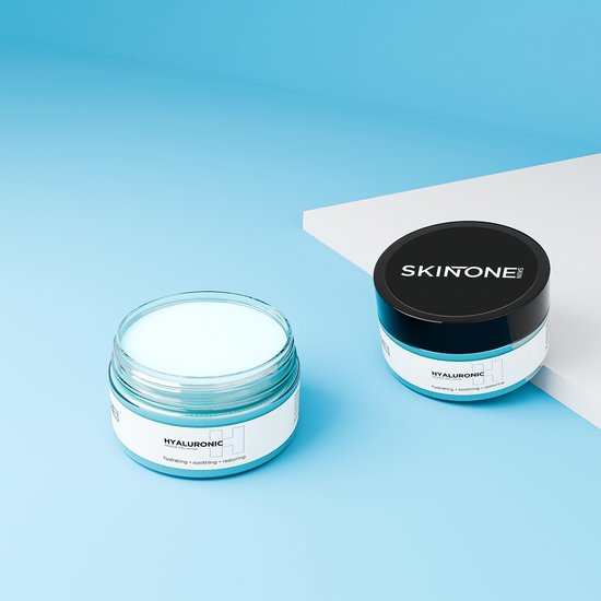 Twee potten SKINONE hyaluronzuur masker op een witte schans tegen blauwe achtergrond.