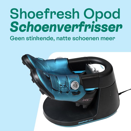 Een blauwe fietsschoen geplaatst in de zwarte en blauwe Shoefresh Opod schoenverfrisser.