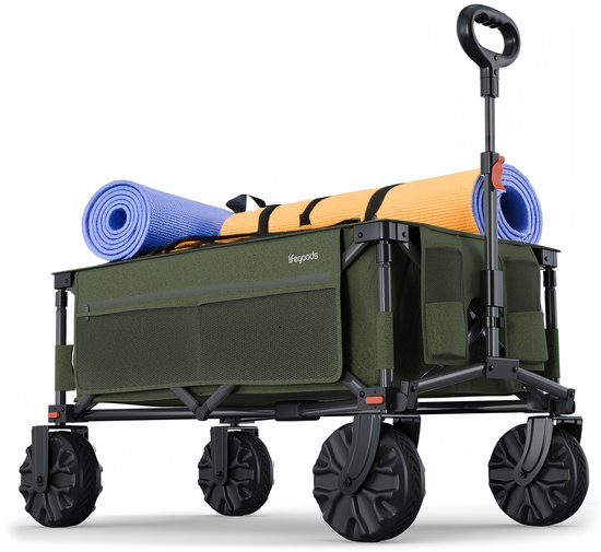 Groene bolderkar met opgerolde matten erop, staand op een witte achtergrond.