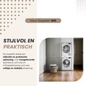 Witte stapelkit voor wasmachine en droger, naast een gestapelde wasmachine en droger en een mand met handdoeken.