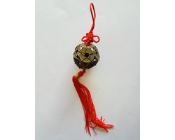 Een Feng Shui-bal bestaande uit 12 Feng Shui-munten is een krachtig en symbolisch object dat wordt gebruikt om rijkdom, geluk en harmonie in het leven van de eigenaar te bevorderen. geluksbrenger