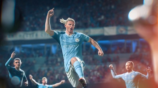 Voetballer Erling Haaland viert een doelpunt op het veld in EA Sports FC 24.