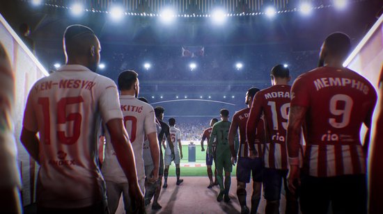 Voetballers lopen een stadion uit de tunnel in, spelers in rode en witte tenues.