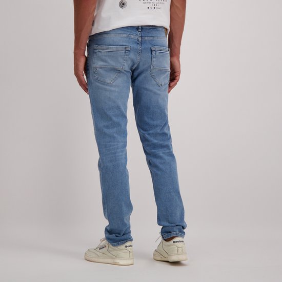 Model met de rug naar ons toe, draagt lichtblauwe jeans. CARS JEANS logo op de achterzakken.