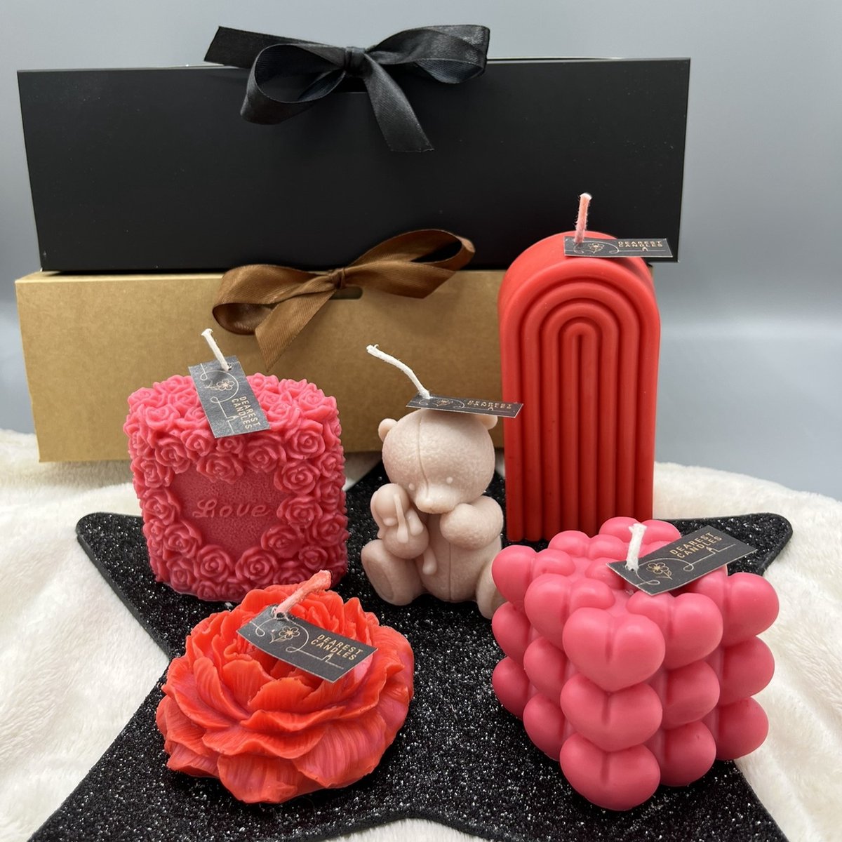 Dearest Candles - present - kaarsen - Vegan - koolzaadwas - 100% natuurlijk - figuurkaars - set van 5 - Valentijnsdag - partner - geschenkdoos - hartjes - bloemen - decoratie – liefde - cadeau - Rood - Donker roze - Beige