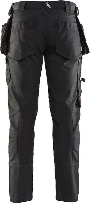 Achterkant van zwarte werkbroek met grote achterzakken, riem lussen en logo.