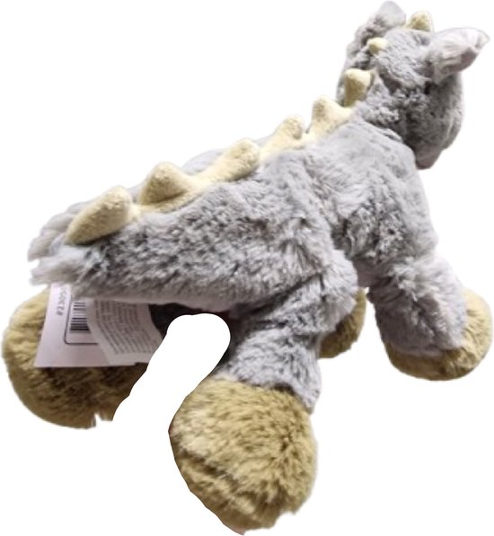 Grijze knuffel draak met beige stekels op de rug en bruine voeten. De knuffel heeft een roze snuit.