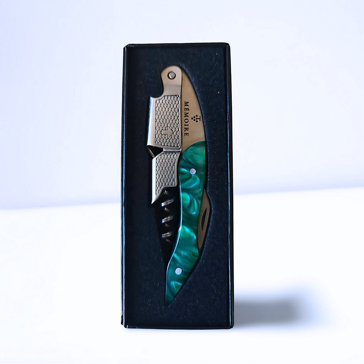 Mémoire® Couteau Sommelier Résine Groen - Kurkentrekker van Edelhars - 3 in 1 Sommelier mes met Flessenopener en Foliesnijder - Stijlvolle en Duurzame Wijnopener - Perfect voor Horeca en Thuis - Premium Kelnermes voor Wijnliefhebbers - Luxe Cadeau — cadeau in Kookcadeaus - foto 3