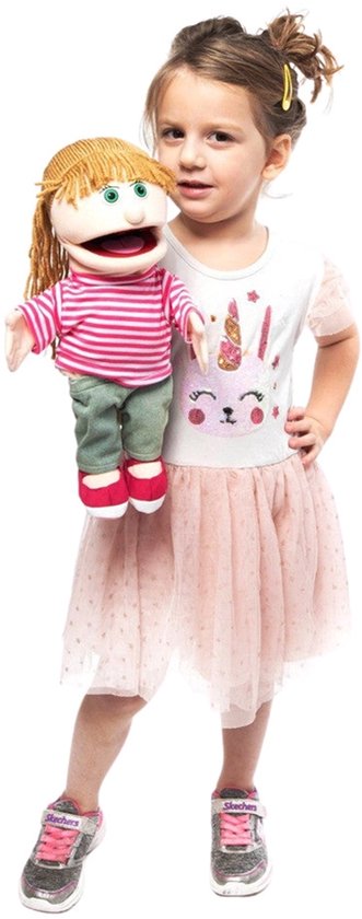 Meisje met een roze met witte gestreepte trui en jeans, met een handpop met bruin haar, groene ogen, roze gestreepte trui en groene broek.