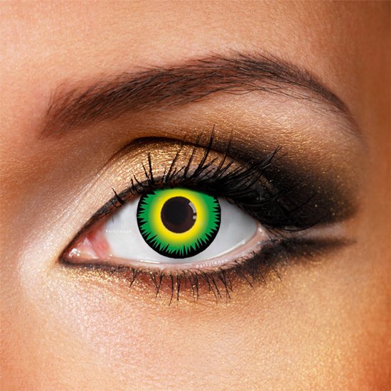 Oog met groene, gele en zwarte party lens. Gouden oogschaduw.
