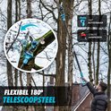 Man gebruikt een uitschuifbare turquoise kettingzaag om takken hoog in een boom te snoeien.