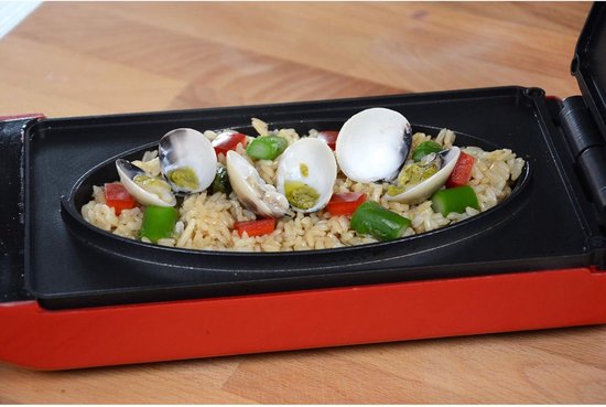 Rode grill met open deksel, met rijst met schelpdieren en groenten.