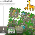 Gedetailleerde speelmat met stad, wegen en waterpartijen, naast giraffenfiguren.