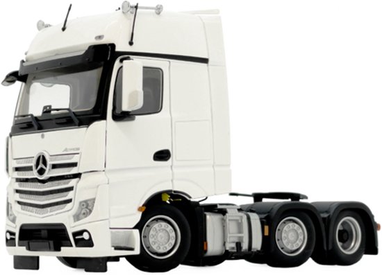 Wit schaalmodel van een Mercedes-Benz Actros Gigaspace truck met een verchroomd frontrooster en logo.