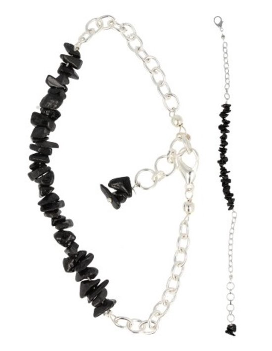 Zilverkleurig schakelarmbandje met ruwe zwarte steentjes, los op een witte achtergrond.