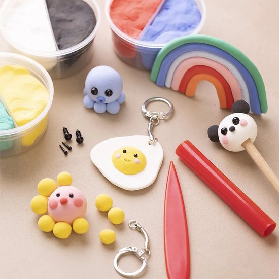 Créations diverses en 'Silk Clay' : un porte-clés œuf, une fleur, une pieuvre, un panda, un arc-en-ciel et de l'argile en pots.
