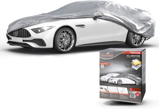 Witte sportwagen bedekt met zilveren Walser autohoes, met productverpakking ernaast.